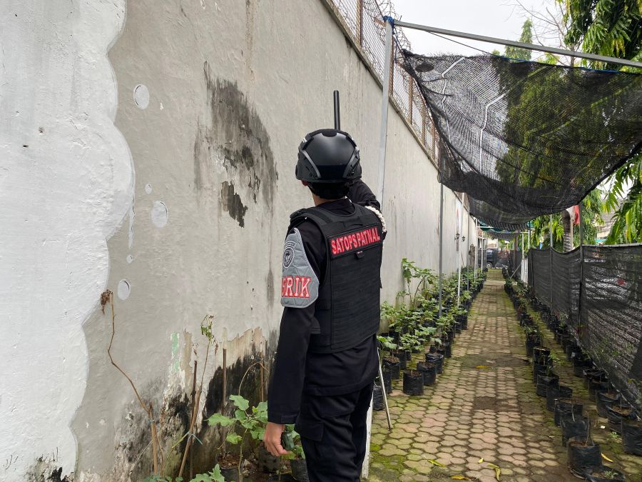 Cegah Gangguan Keamanan, Lapas Mojokerto Lakukan Kontrol Keliling di Area Luar