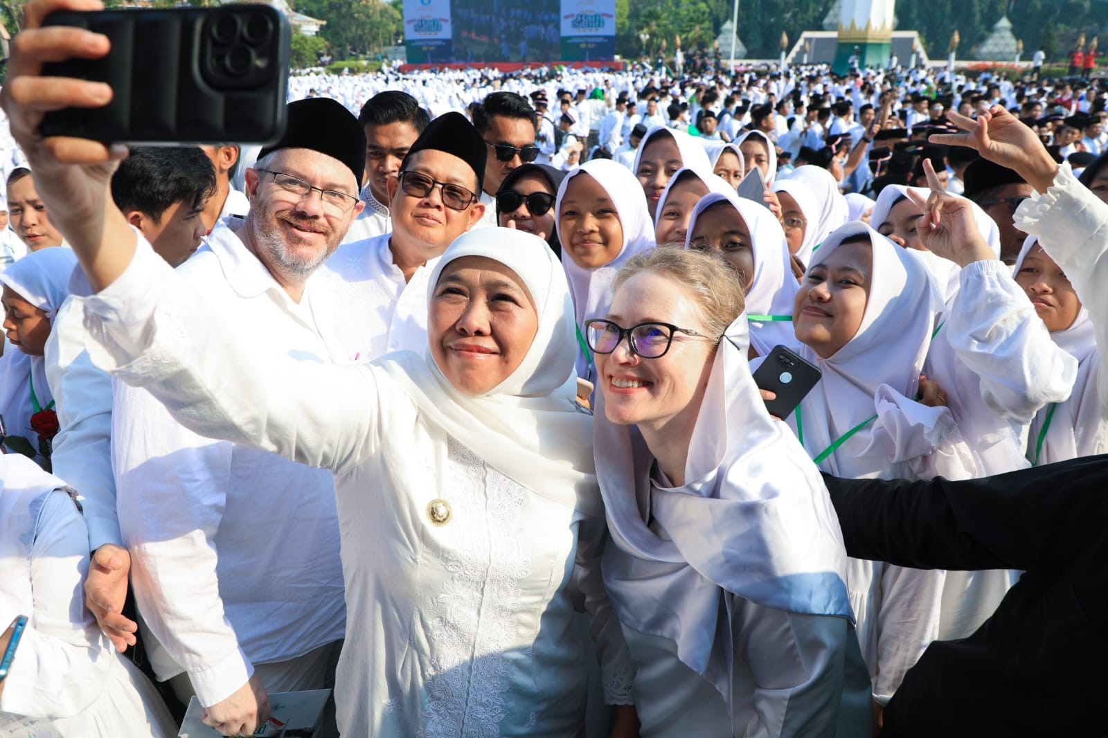 Gubernur Khofifah Berharap Santri Menjadi Pionir Perdamaian