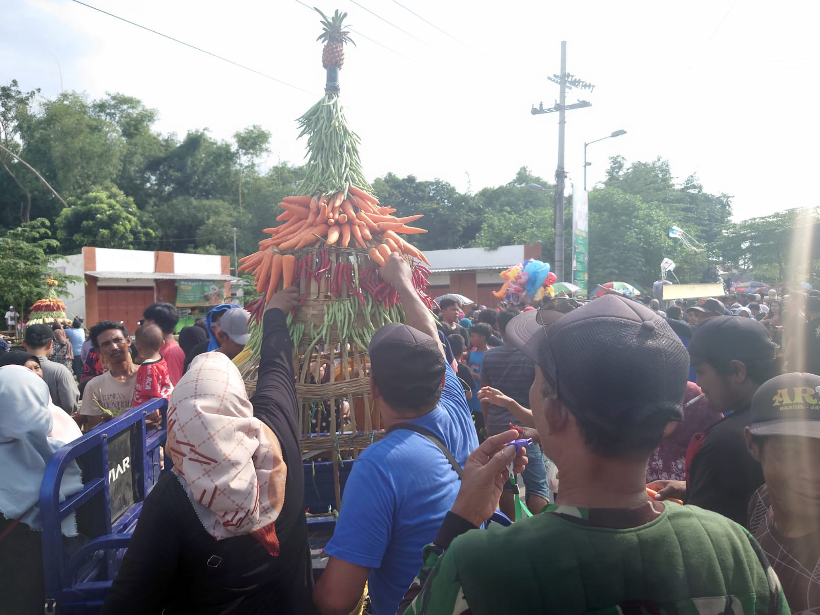 Ruwat Desa, Ratusan Warga Berebut Gunungan Sepatu di Desa Medali Mojokerto