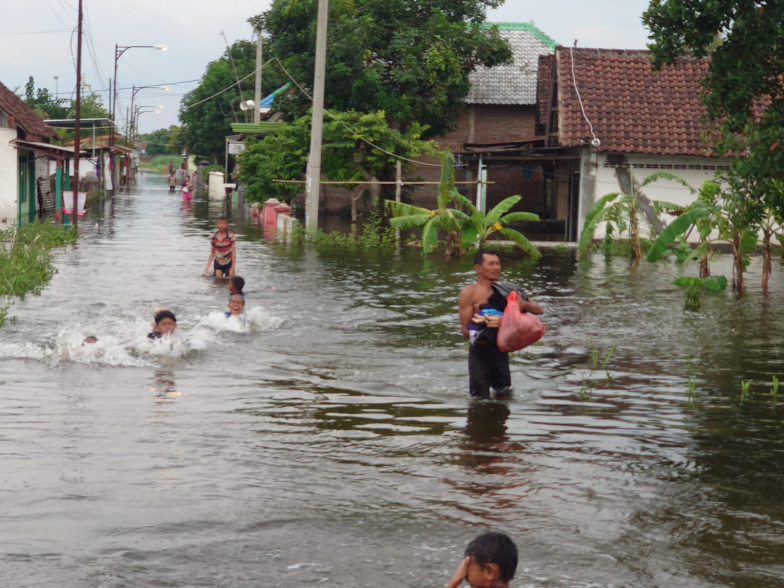 Banjir Melanda Dua Desa di Sooko Mojokerto Belum Surut, Ribuan Warga Terdampak