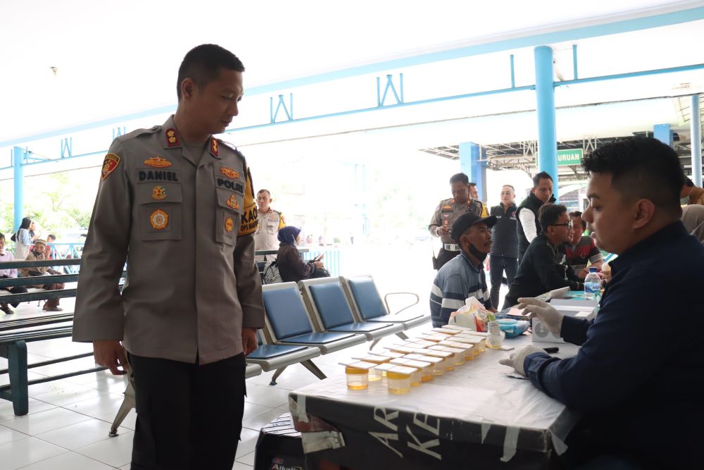  Penumpang dan Pengemudi Bus Terminal Mojokerto Jalani Tes Urine di Terminal Kertojoyo