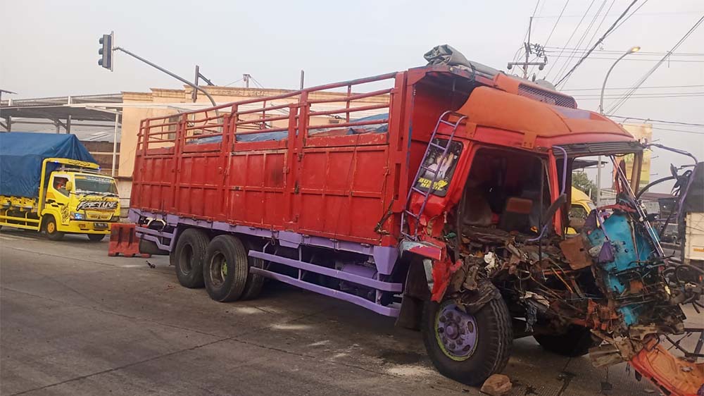 Hilang Kendali, Truk Tronton di Mojokerto Tabrak dua Kendaraan Motor