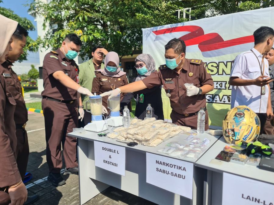 Kejari Kota Mojokerto Musnahkan Barang Bukti Narkoba, Sabu dan Pil Double L