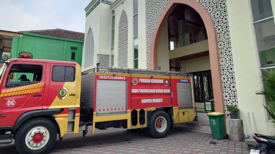 Kucing Hitam Terjebak di Atas Ornamen Masjid di Mojokerto Selama Satu Hari Berhasil Dievakuasi Damkar