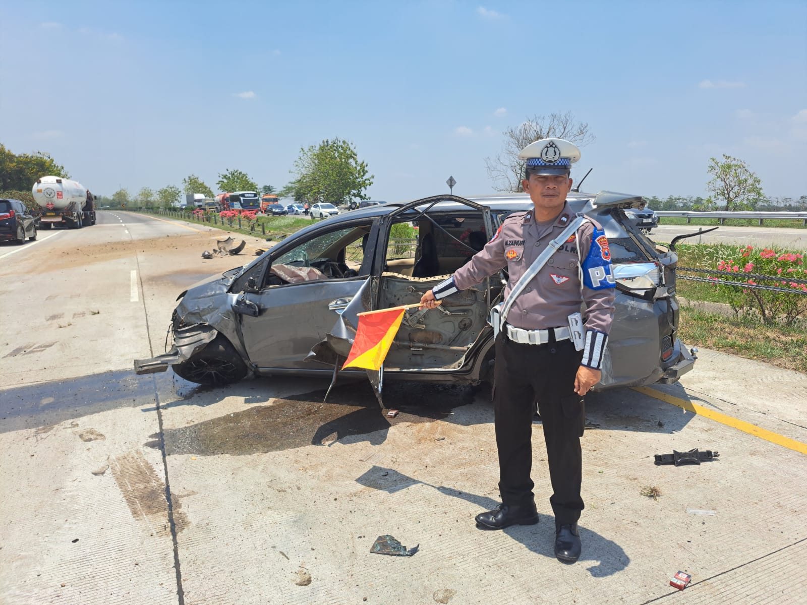 Diduga Alami Pecah Ban, Pikap Bermuatan Cabai Terlibat Kecelakaan dengan Mobilio di Tol Jombang Mojokerto