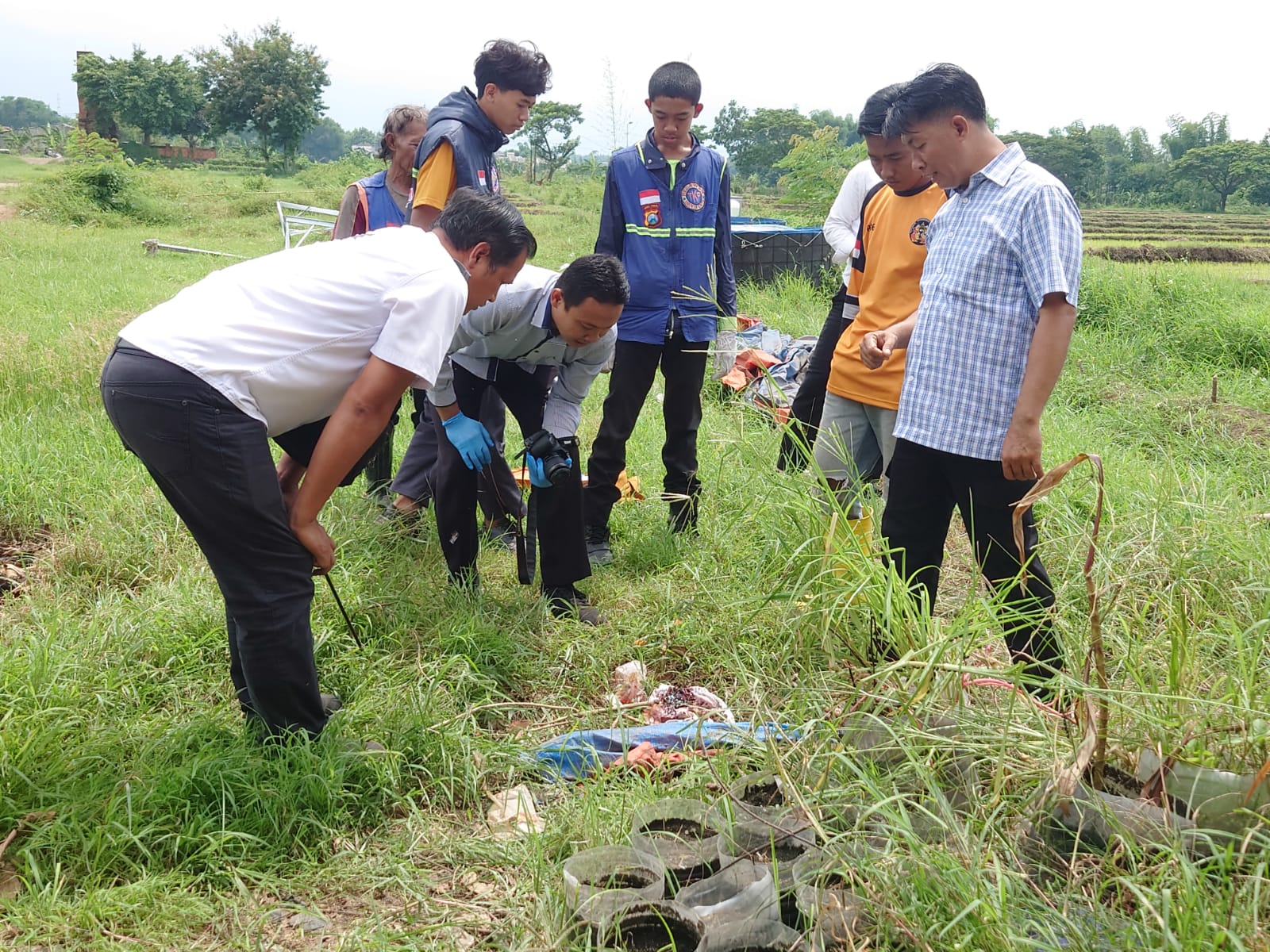 Warga Sampang Mojokerto Digegerkan Penemuan Kantong Plastik Berisi Gumpalan Darah di Tempat Pembuangan Sampah