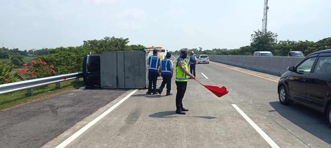 Diduga Pecah Ban, Mobil Pikap Boks Bermuatan Sabun Terguling di Tol Sumo