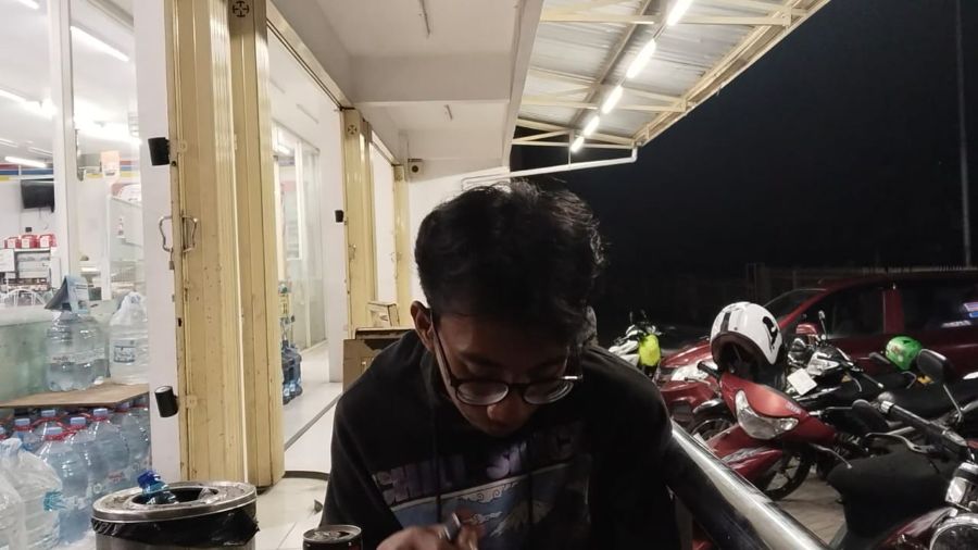 Kisah Lepaskan Penat Jiwa di Sudut Sederhana Kursi Mini Market