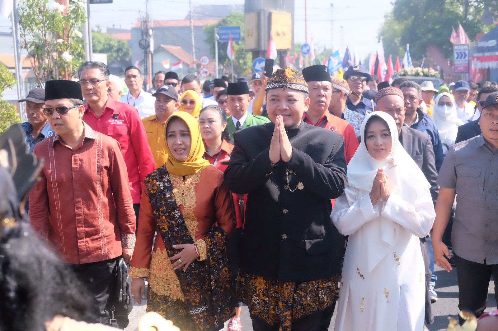 Ribuan Pendukung,Tarian, Kesenian dan Sholawat Antar Pendaftaran Ning Ita dan Cak Sandi Ke KPU Kota Mojokerto