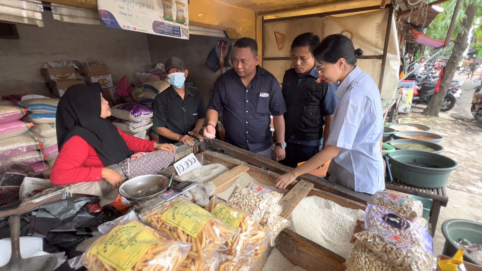 Harga Bahan Pokok Naik, Tim Satgas Pangan Polres Mojokerto Sidak ke Pasar Tradisional