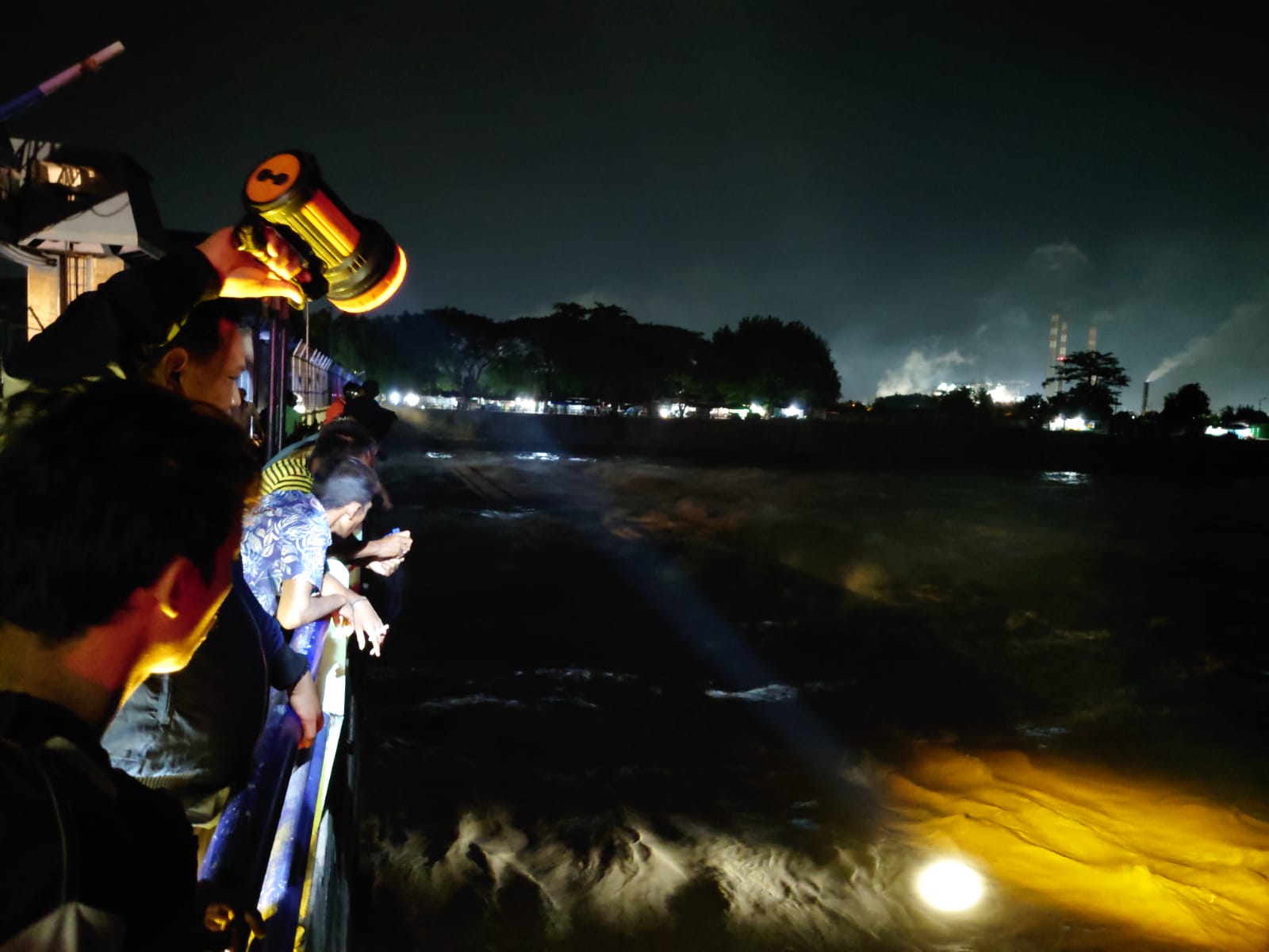 Pemuda Mojokerto Nekat Lompat ke Sungai Brantas di Dam Rolak Songo