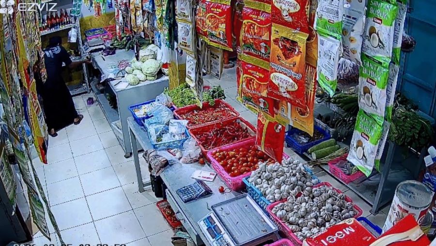 Aksi Bobol Toko Sembako di Mojokerto Terekam CCTV