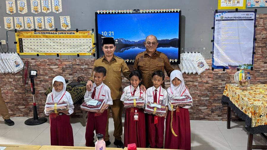 21 Ribu Siswa di Kabupaten Mojokerto Dapat Seragam Baru 