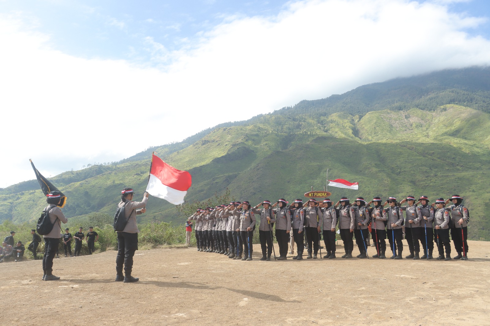 Peringati HUT ke-76 Polwan, Personel Polres Mojokerto Kibarkan Bendera Merah Putih di Gunung Pundak 