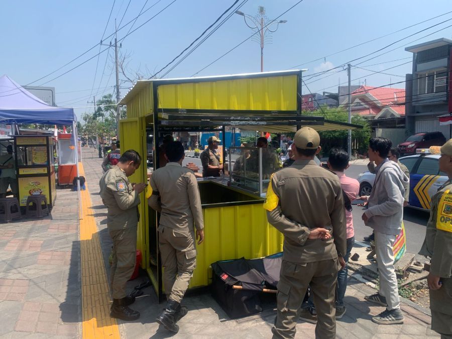 Petugas Gabungan di Kota Mojokerto Temukan Dugaan Penyewaan Trotoar untuk Lapak PKL Kontainer