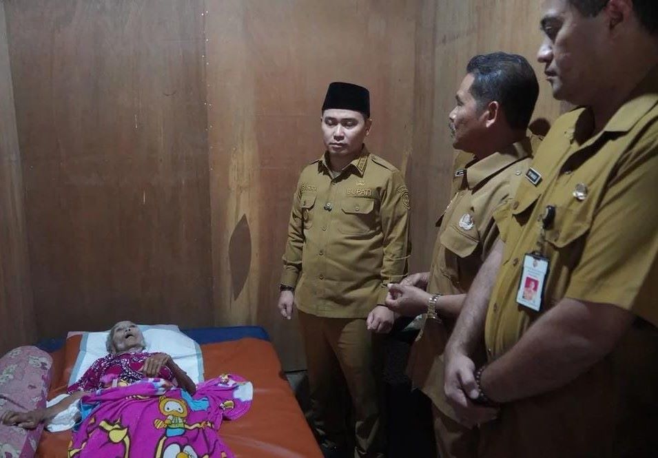 Misnah Lansia Lumpuh Hidup Sebatang Kara Akhirnya Mendapatkan Perhatian Bupati Mojokerto