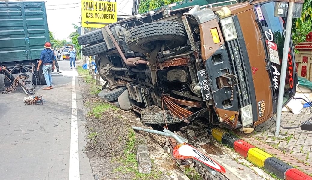 Truk Bermuatan Tepung Jagung Terguling di Depan SPN Bangsal Mojokerto