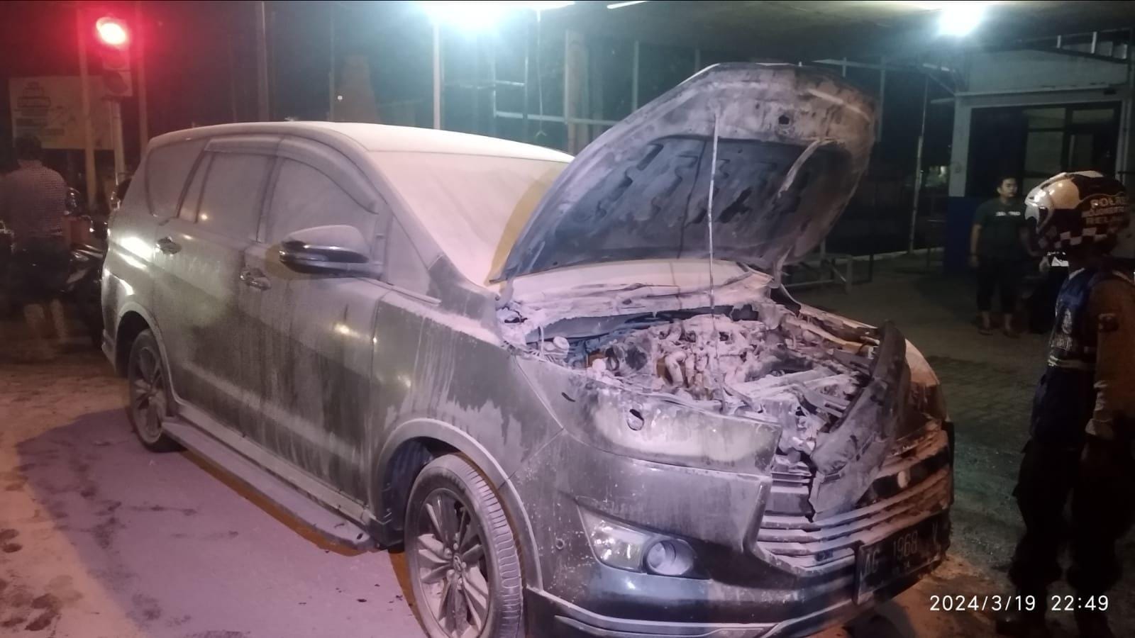 Alami Korsleting Listrik, Mobil Innova Venturer Terbakar di Depan Pos Polisi Kota Mojokerto