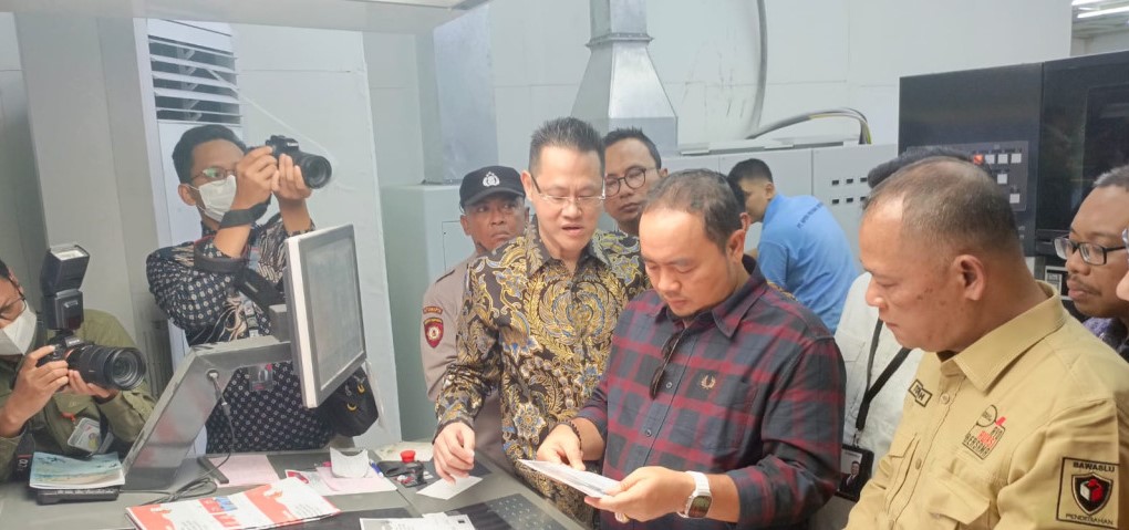 Pastikan Logistik Pilkada Aman, Ketua KPU RI dan Komisioner Bawaslu RI  Kunjungi Percetakan Surat Suara 