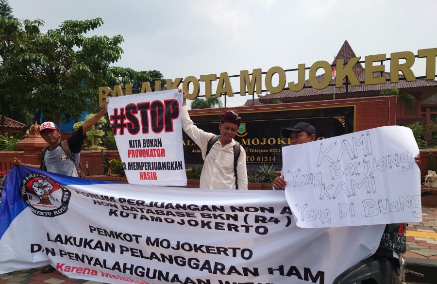Tiga Honorer Pemkot Mojokerto Demo Usai Kontrak Diputus