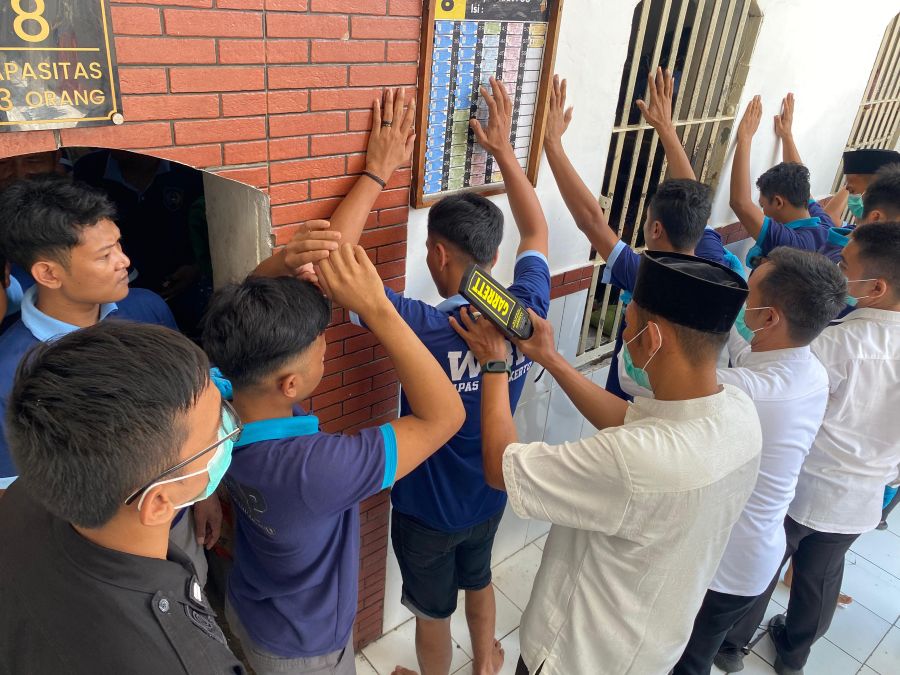 Perketat Pengawasan, Lapas Mojokerto Razia Blok Hunian