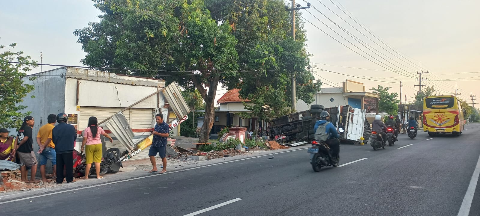 Hendak Menyebrang, Pemotor Emak - emak di Mojokerto Tertabrak Truk, Satu Orang Meninggal