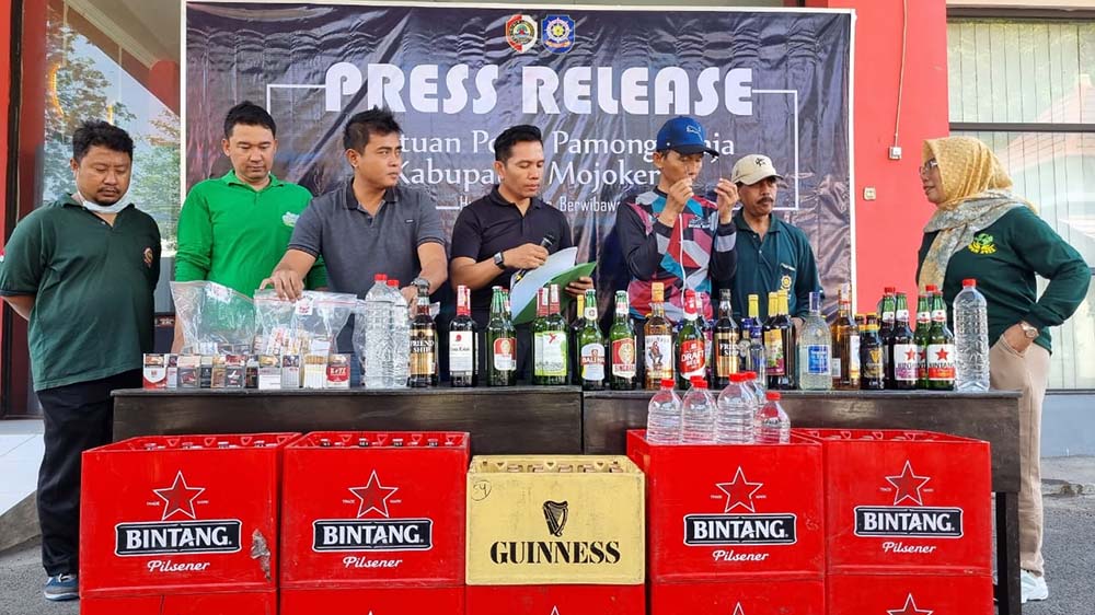 148 Botol Minuman Keras dan 22 PSK Terjaring dalam Operasi Satpol PP Mojokerto