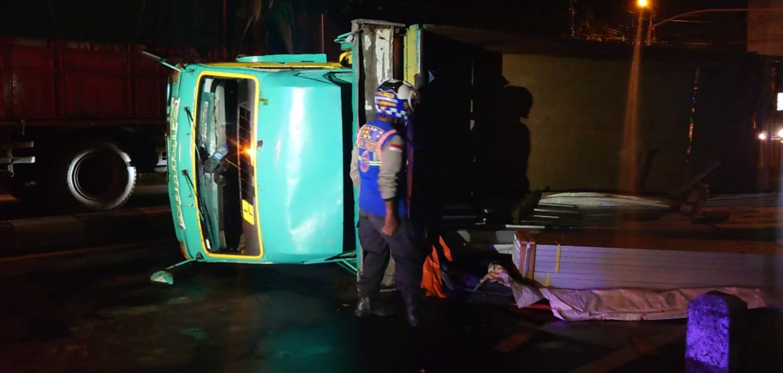 Kaki  Sopir  Kram, Truk Bermuatan Galvalum Terguling di Bangsal Mojokerto