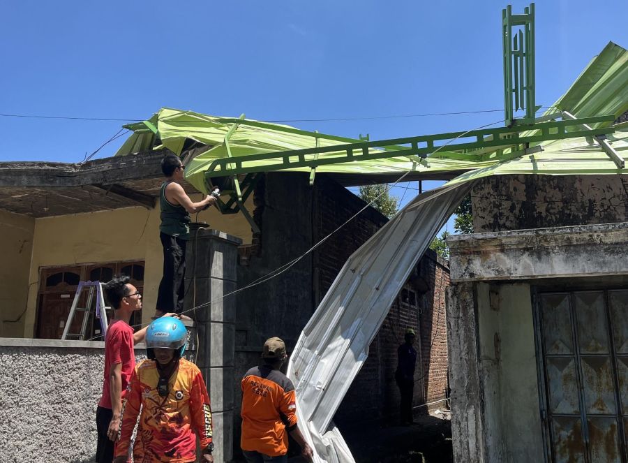 Rumah Warga di Pungging Mojokerto Terdampak Angin Kencang, Kanopi Terhempas