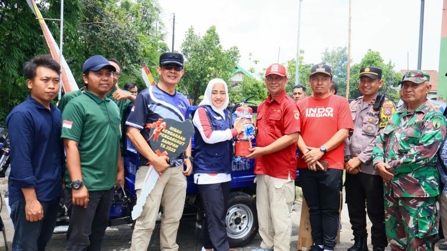 Tingkatkan Kualitas Permukiman Kumuh, Bupati Mojokerto Berikan Bantuan Kendaraan Pengangkut Sampah