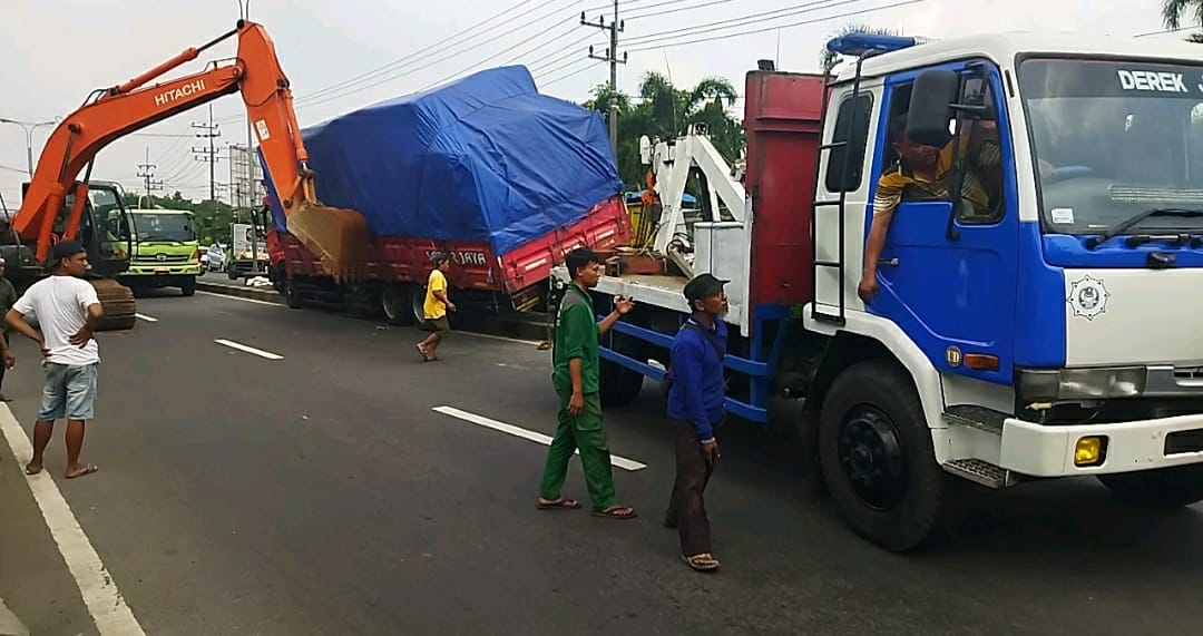 Truk Muatan Kertas Bekas Nangkring di Median Jalan Mojokerto Jombang