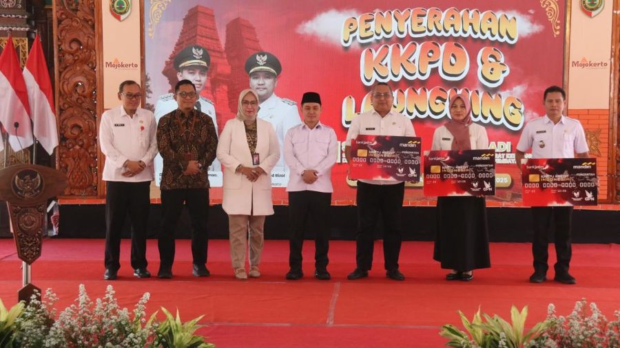 Wujudkan Transparansi Pemerintahan, Bupati Mojokerto Serahkan Kartu Kredit Pemerintah Daerah