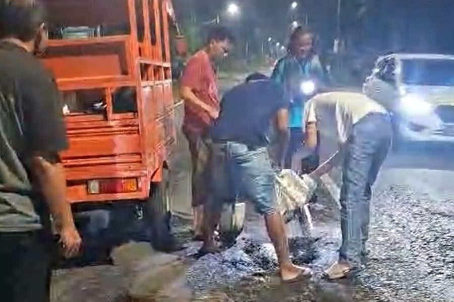 Unik! Pemdes Bagorejo, Jember, Tambal Jalan Berlubang Sambil Patroli Sahur