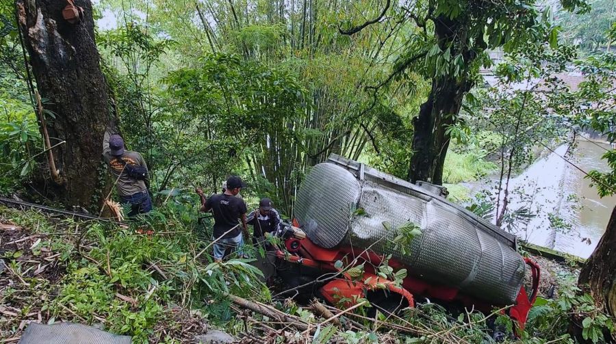 Truk Tangki Masuk Jurang di Pacet Mojokerto Diduga Akibat Rem Blong, Sopir Selamat