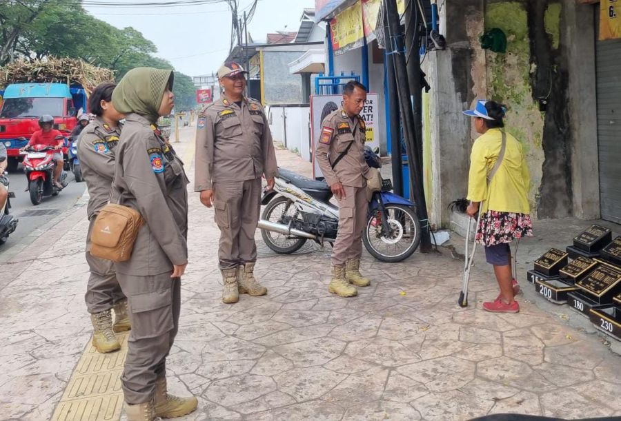Sejumlah PMKS Kedapatan Mangkal di Simpang 4 RA Basoeni Sooko Ditertibkan Petugas