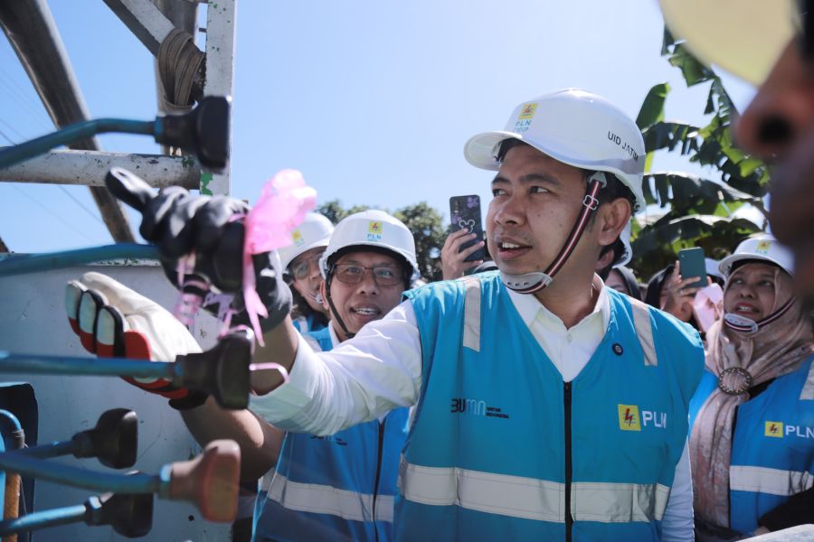Warga Bandealit Jember Terima Bantuan Pemasangan Ratusan Tiang Listrik
