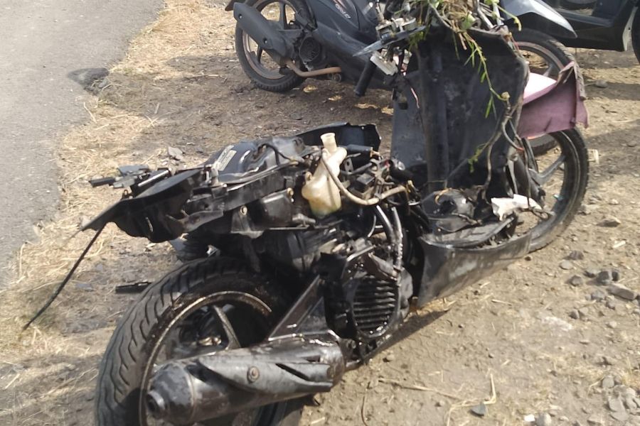 Motornya Ringsek Tertabrak Kereta Api, Warga di Mojokerto Selamat