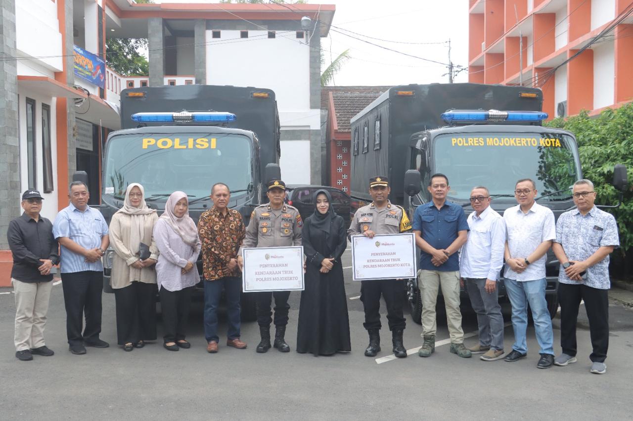 Pemkab Mojokerto Serahkan Dua Armada Truk Pasukan untuk Polres dan Polresta