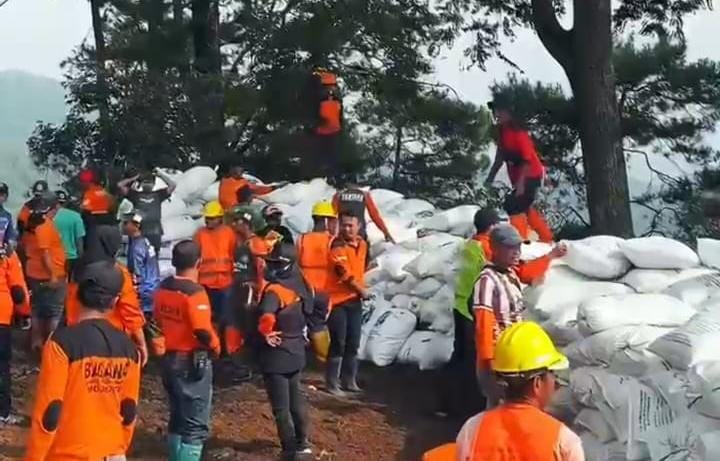 Benteng Penyelamat Jalur Turunan Sendi - Pacet Mojokerto Direvitalisasi, Ditambah 500 Karung Sekam