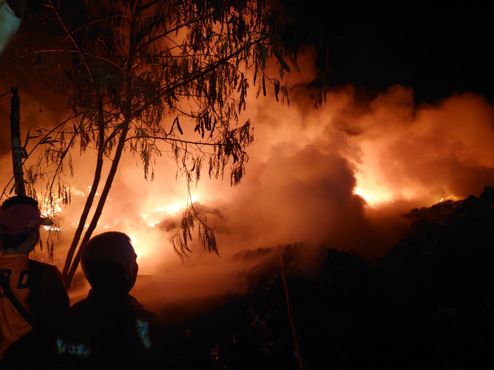 Gudang Penyimpanan Rongsokan di Mojokerto Terbakar