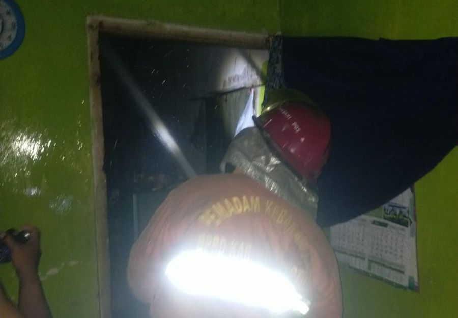Dapur Rumah di Mojosari Terbakar Saat Malam Hari, Damkar Berpacu Jinakkan Api dalam 13 Menit