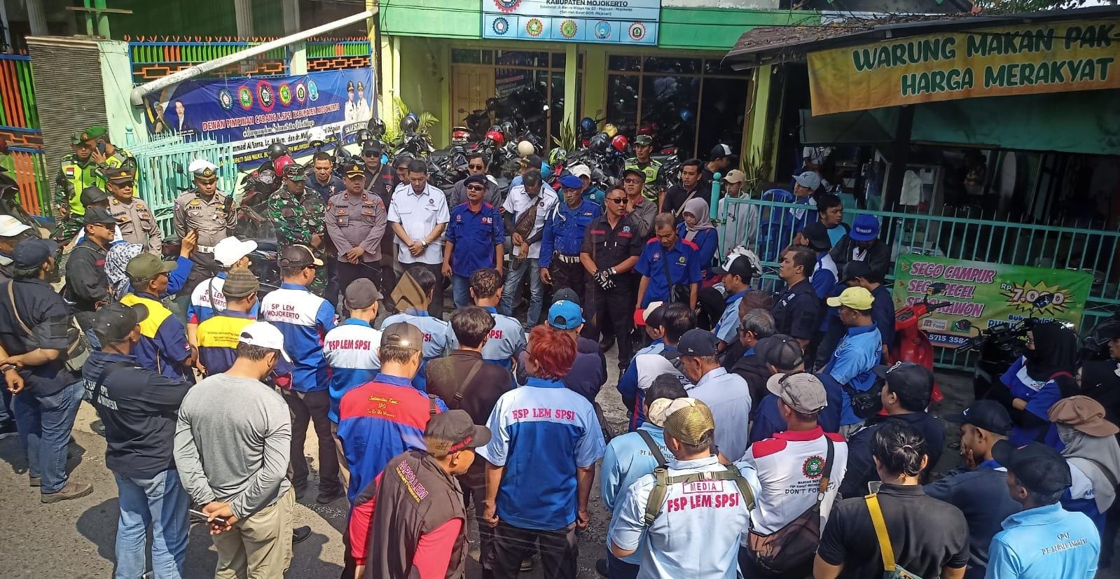 Peringatan May Day, Ratusan Buruh Mojokerto Ikuti Unjuk Rasa di Surabaya
