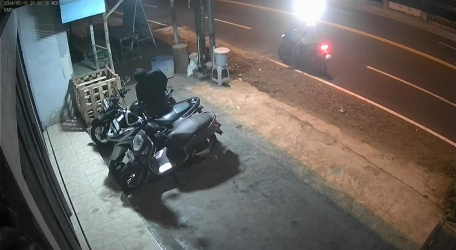 CCTV Toko Ilham Kamera Rekam 2 Maling Motor di Depan Toko