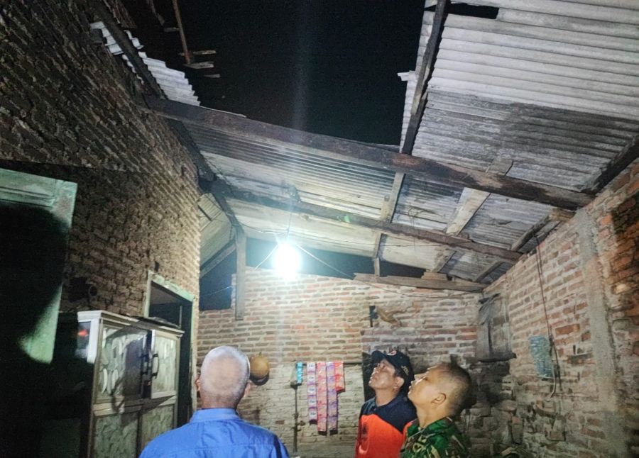 Hujan Disertai Angin Kencang Terjang Mojokerto, Sejumlah Rumah Rusak dan Pohon Tumbang