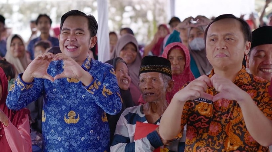 Bupati Serahkan Bantuan DBHCHT untuk 39.490 Warga Penerima