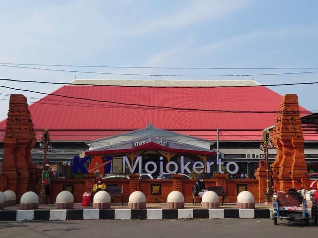 Ribuan Penumpang Kereta Api Naik Dari Mojokerto Saat Libur Nataru