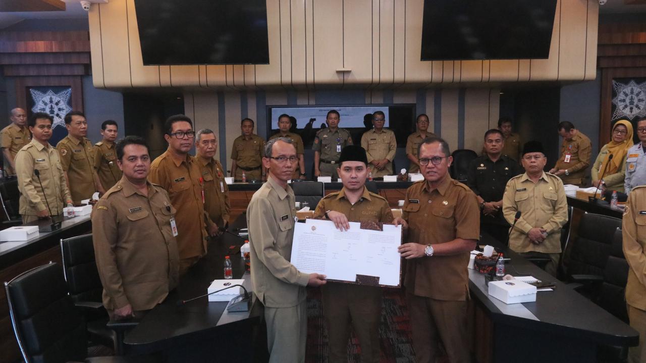  Jaga Integritas Pemkab Mojokerto, Bupati Tanda Tangani Berita Acara Inspektorat