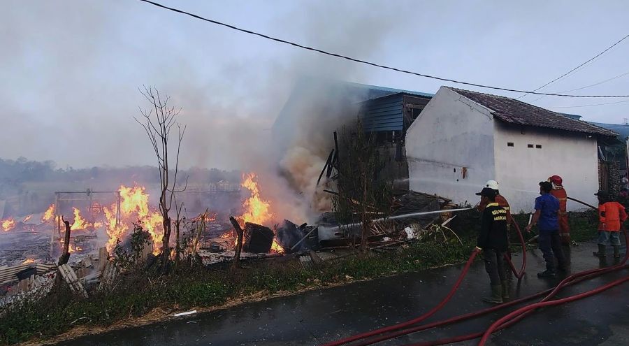 Gudang Produksi Pintu di Mojokerto Ludes Terbakar, Kerugian Ditaksir Rp 200 Juta