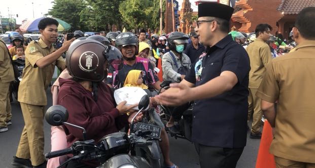 Ini Bagi-Bagi Takjil Ala ASN Pemkot Mojokerto