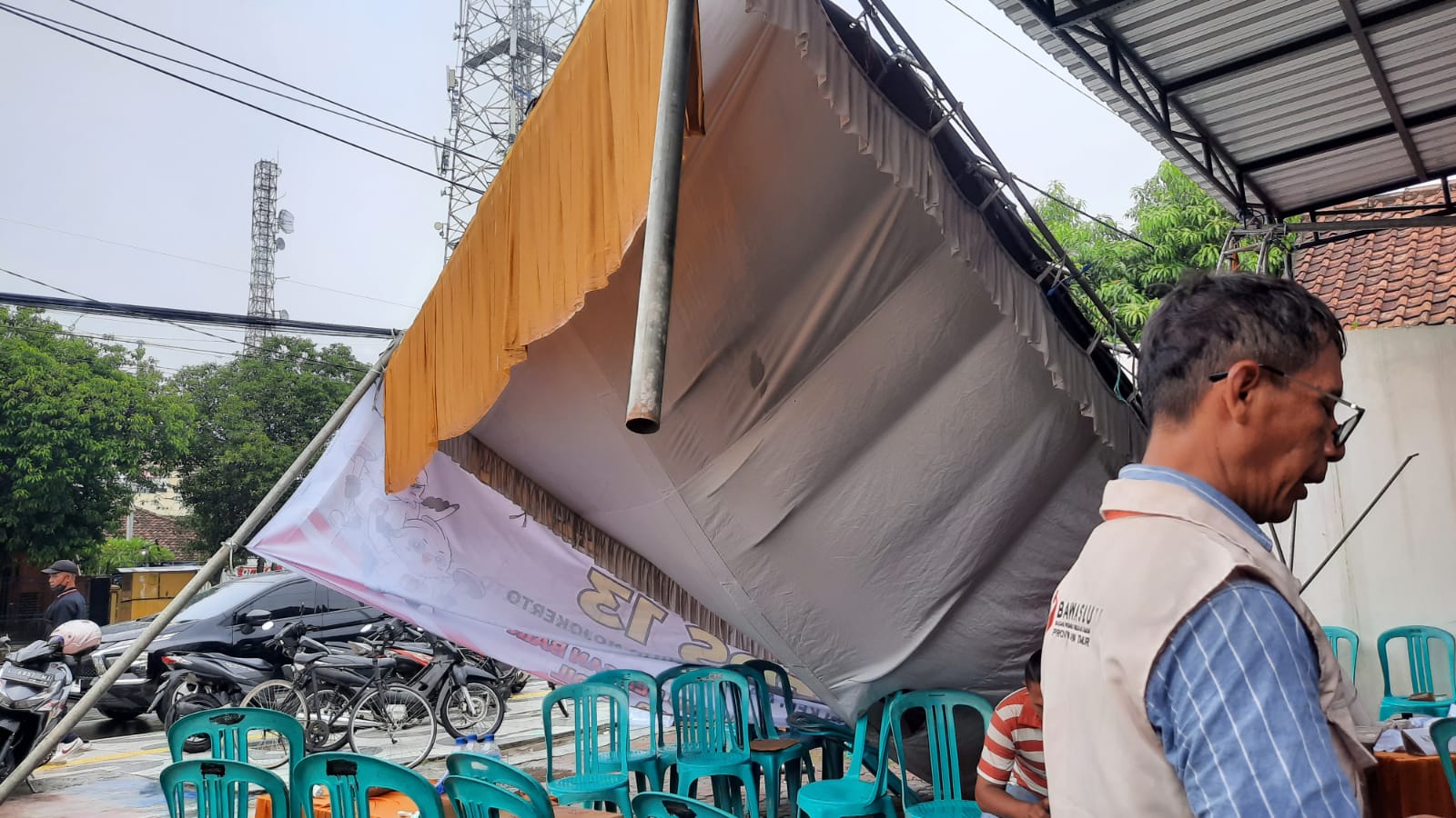 Tenda TPS 13 di Kelurahan Balongsari Mojokerto Roboh Akibat Angin Kencang